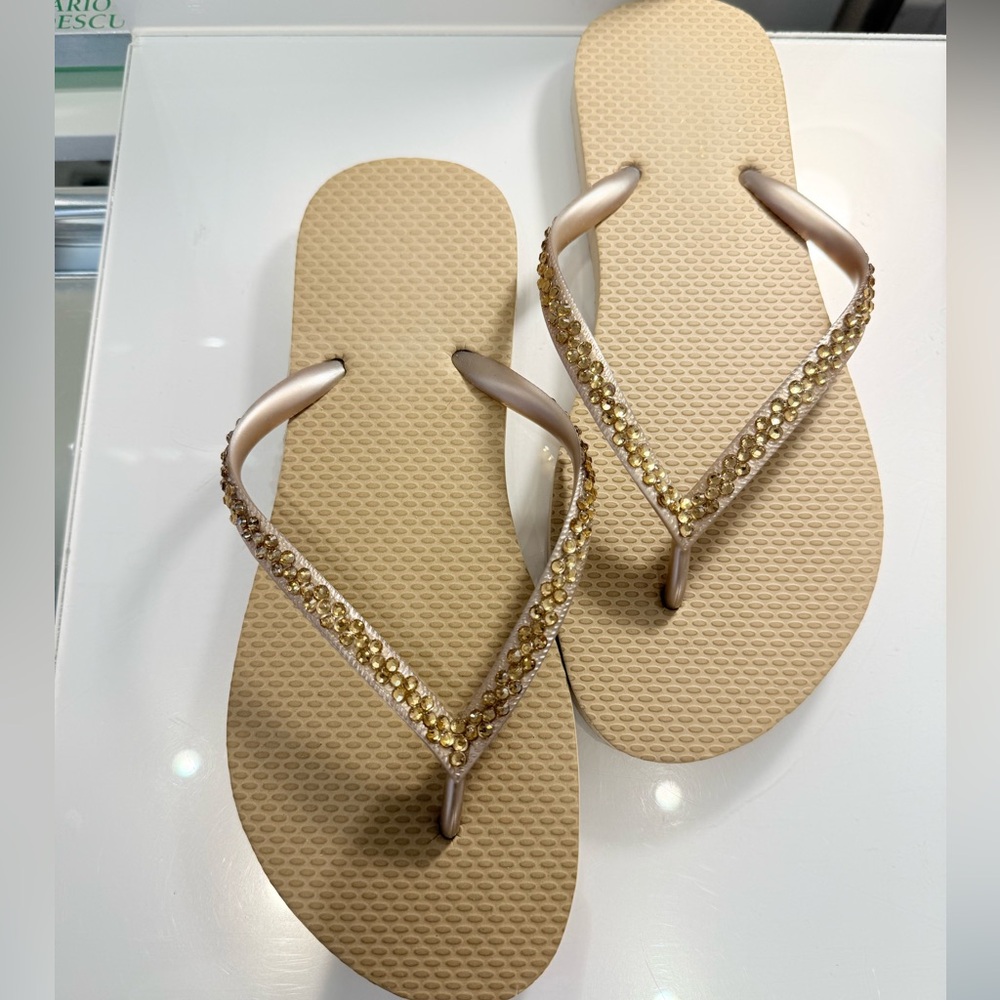 NEW NEVER WORN Fabulous Gold  Flip-Flops with Gold Crystals